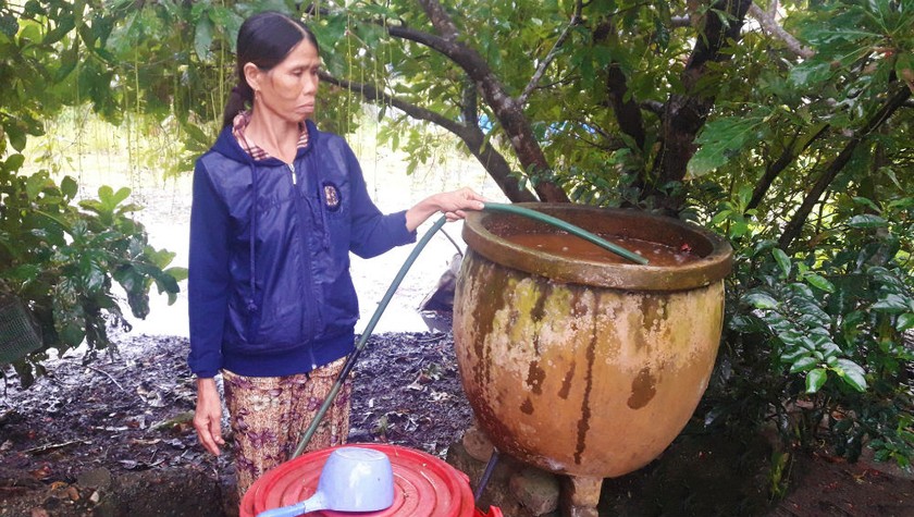 Cũng như hàng ngàn hộ dân khác trong xã, nước giếng nhà bà Hoa bị nhiễm phèn rất nặng.