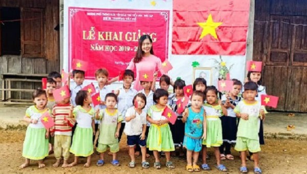 Cô Trà My và học sinh trong ngày khai giảng năm học mới