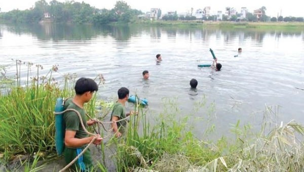 Chiến sĩ Đại đội dự bị động viên Đặc công nước huyện Bình Sơn, tỉnh Quảng Ngãi huấn luyện bơi. Ảnh: Thục Hân