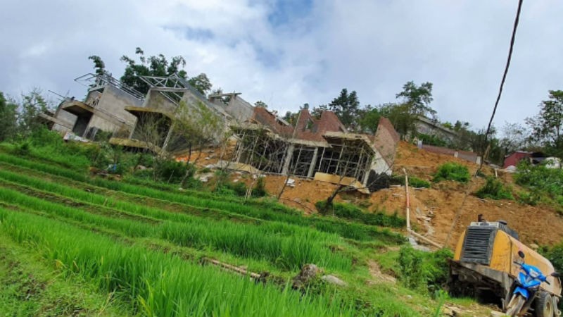 Hàng loạt công trình xây dựng homestay như của Dự án Eco Palm House xây trái phép trên danh thắng, một số chủ đầu tư còn san lấp ruộng bậc thang để xây dựng.