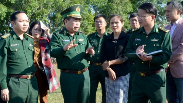 Thiếu tướng Phùng Quốc Tuấn và đoàn công tác khảo sát tại Trung tâm Lễ hội huyện Buôn Đôn. Ảnh: Ngọc Lân