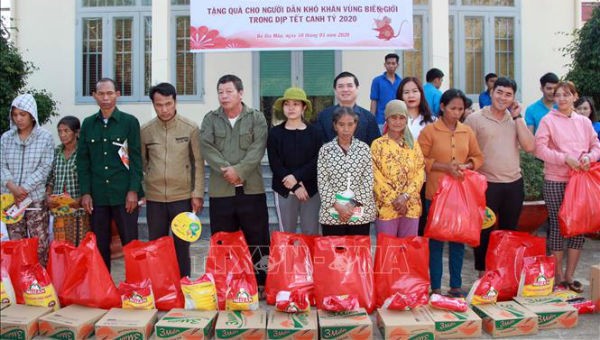 Trao quà Tết cho người dân