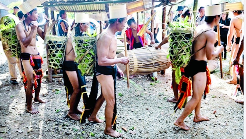 Thanh niên Giẻ Triêng cõng than về làng.