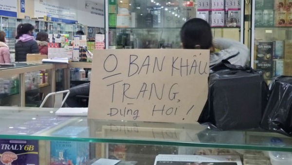 Một cửa hàng treo bảng "Không bán khẩu trang, đừng hỏi".