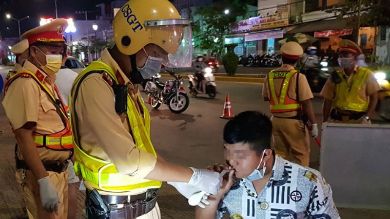 CSGT tỉnh Sóc Trăng hướng dẫn tài xế thổi bong bóng, sau đó chuyển sang máy đo nồng độ cồn. Ảnh Thanh niên.