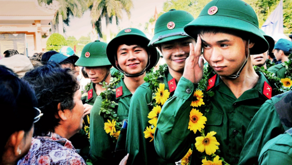 Tạm biệt mẹ con lên đường nhập ngũ.