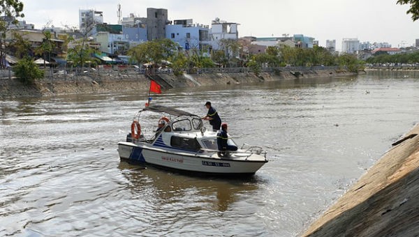 Lực lượng chức năng tìm kiếm thi thể cặp vợ chồng nhảy kênh Tàu Hủ.