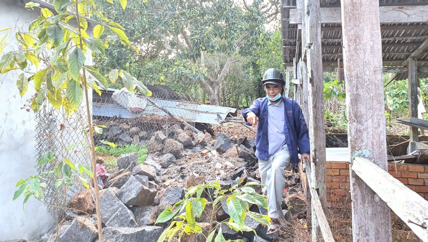 Ranh đá còn lại chạy từ vị trí tranh chấp ra cuối đất, còn phía trước thì đã bị phá dỡ