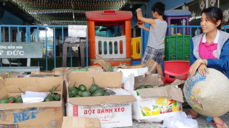 Cô giáo phải đi bán cam trong thời gian học sinh nghỉ học.