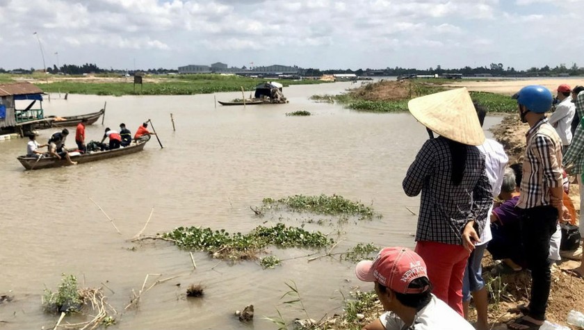 Lực lượng chức năng tìm kiếm hai em Th và T.