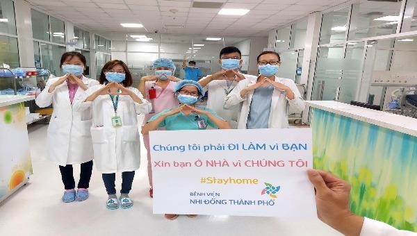 Bác sĩ Bệnh viện Nhi đồng TP HCM đưa thông điệp mong người dân hạn chế đi lại.