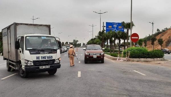 Nhiều xe ô tô phải quay đầu khi đến địa phận Quảng Ninh.