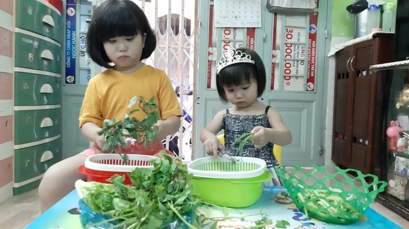 Dạy trẻ làm việc nhà cũng là một cách để bố mẹ cùng con vượt qua giai đoạn cách ly xã hội.