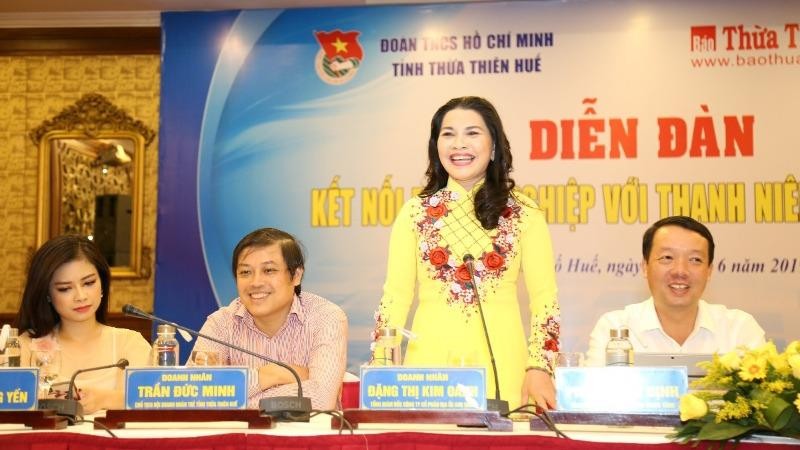 Bà Oanh (người đứng) tại diễn đàn “Kết nối doanh nghiệp với thanh niên khởi nghiệp”.