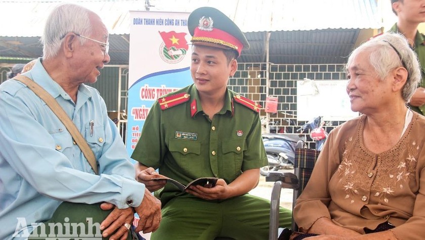 Công an Hà Nội thường xuyên bám sát cơ sở, lắng nghe tâm tư, nguyện vọng của nhân dân. Ảnh ANTĐ.