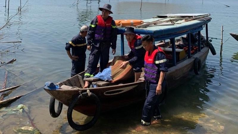 Lực lượng chức năng tìm kiếm nạn nhân.