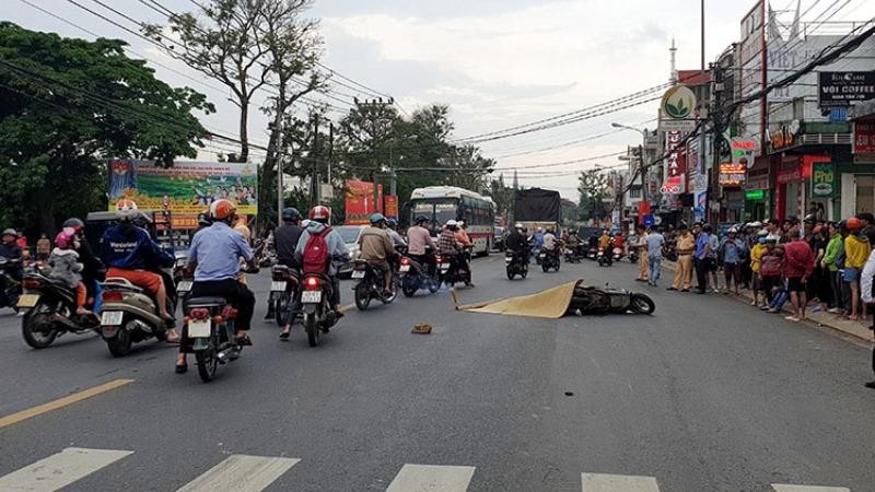 Hiện trường vụ tai nạn người phụ nữ bị xe tải cán tử vong.