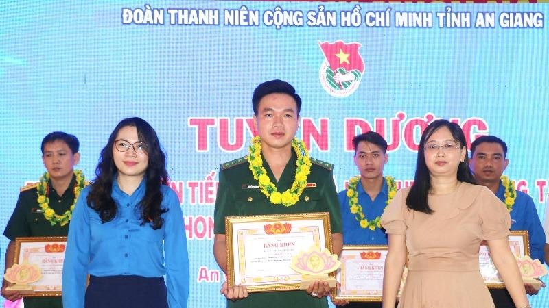 Thượng úy Nguyễn Phước Tới (chính giữa) tại Lễ Tuyên dương gương thanh niên học tập và làm theo Bác.