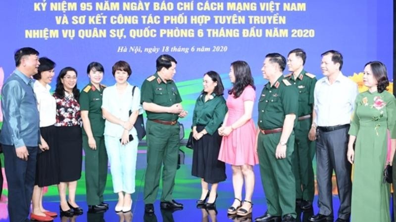 Đại tướng Lương Cường trò chuyện cùng cán bộ, phóng viên các cơ quan thông tấn, báo chí.