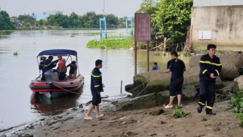 Lực lượng chức năng tìm kiếm nạn nhân