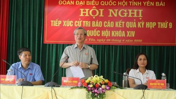 Thường trực Ban Bí thư Trần Quốc Vượng phát biểu tại hội nghị tiếp xúc cử tri.