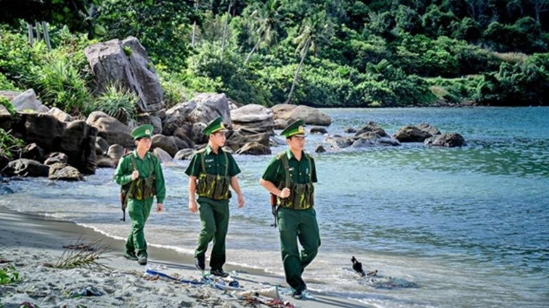 Cán bộ, chiến sĩ Đồn Biên phòng Thổ Châu, Bộ đội Biên phòng Kiên Giang tuần tra, giữ gìn an ninh trên đảo. Ảnh Quân đội nhân dân.