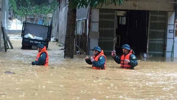 Lực lượng cứu hộ, cứu nạn đến hỗ trợ người dân tại vùng bị ngập úng. Ảnh Dân trí.