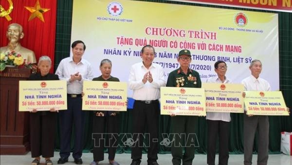 Phó Thủ tướng Thường trực Chính phủ Trương Hòa Bình trao tượng trưng  nhà tình nghĩa