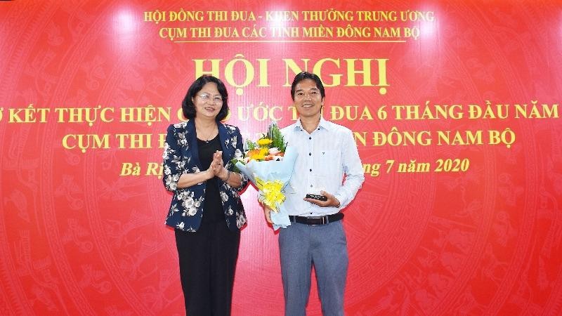 Phó Chủ tịch nước Đặng Thị Ngọc Thịnh tặng hoa ông Lâm Ngọc Nhâm, Chủ tịch HĐQT Hợp tác xã Nông nghiệp - Thương mại Dịch vụ Bàu Mây (xã Hòa Hiệp, huyện Xuyên Mộc) là gương điển hình tiên tiến của tỉnh BR-VT