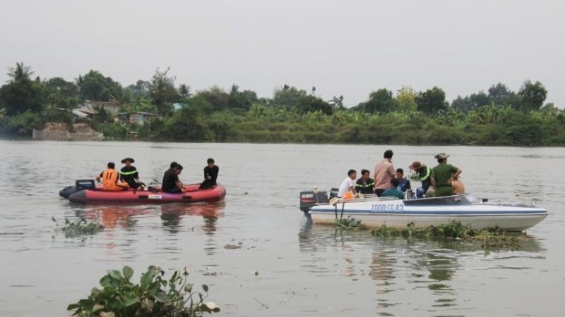 Lực lượng chức năng tìm thấy thi thể đại úy Hải. Báo  Bình Dương.