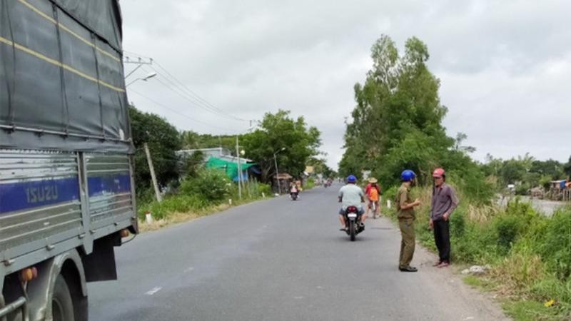 Lực lượng công an khám nghiệm hiện trường vụ cướp giả. Ảnh Tuổi trẻ.