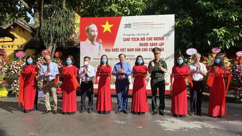 Cắt băng lễ khai mạc trưng bày chuyên đề “Chủ tịch Hồ Chí Minh- người sáng lập Nhà nước Việt Nam Dân chủ Cộng hòa”..