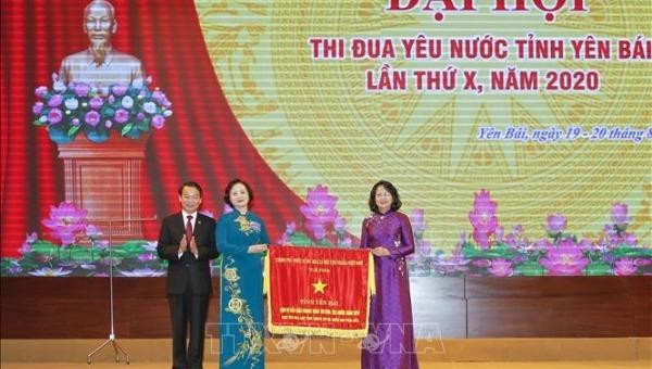 Phó Chủ tịch nước Đặng Thị Ngọc Thịnh tặng Cờ thi đua Đơn vị dẫn đầu phong trào thi đua yêu nước năm 2019 Cụm thi đua các tỉnh Trung du và miền núi phía Bắc cho tỉnh Yên Bái