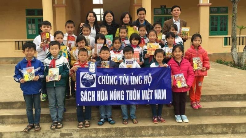 Những bàn tay ấm đưa sách về bản xa