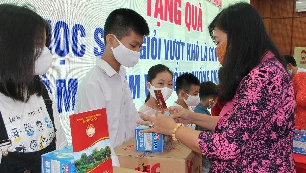 Bà Nguyễn Lan Hương, Chủ tịch UBMTTQ thành phố Hà Nội tặng quà con em đội ngũ y, bác sỹ có hoàn cảnh khó khăn. Ảnh: Nguyễn Phượng.