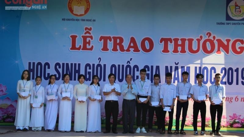 Học sinh Nghệ An đạt giải tại kỳ thi chọn học sinh giỏi quốc gia 2020 được ngành Giáo dục khen thưởng.