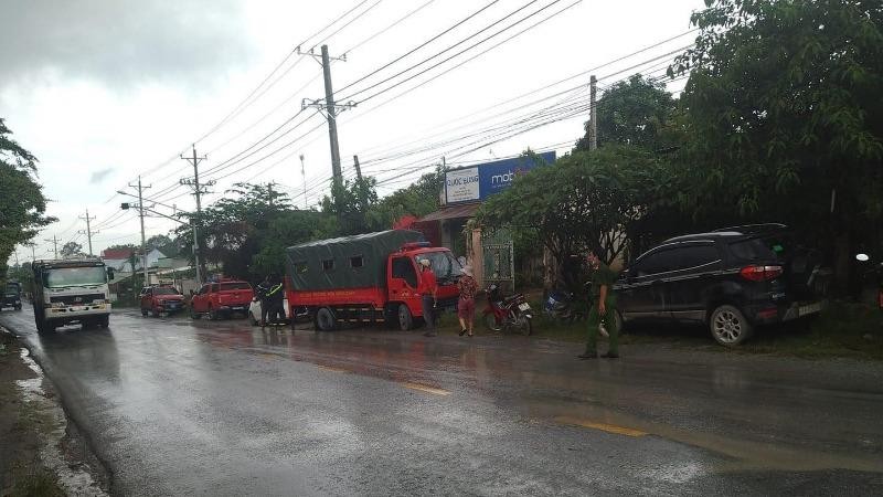 Lực lượng chức năng tìm kiếm bé trai.