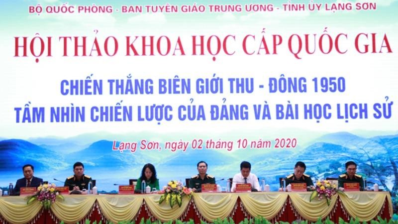 Đoàn Chủ tịch điều hành hội thảo.