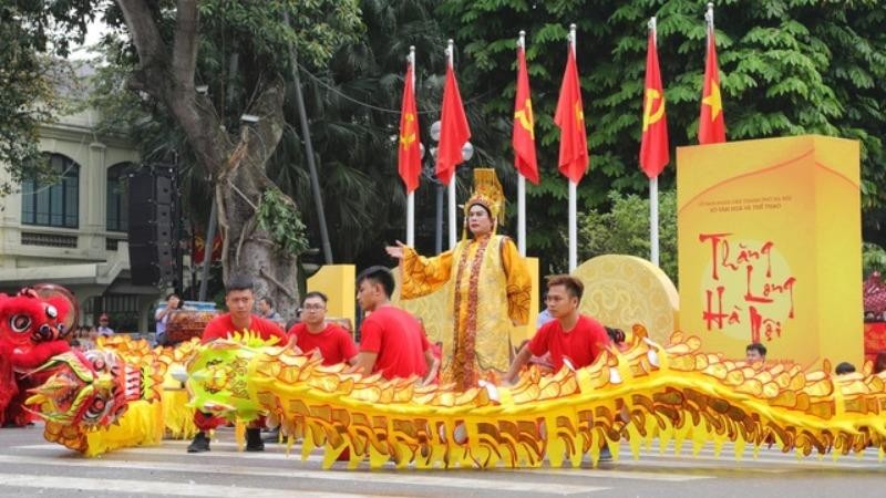 Màn múa rồng tái hiện cảnh vua Lý Công Uẩn rời Hoa Lư tới Đại La – Thăng Long.