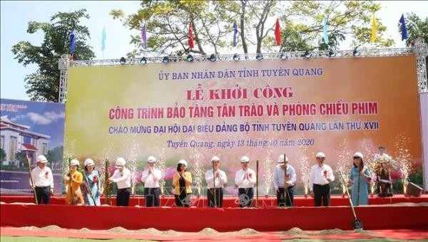 Các đại biểu thực hiện nghi thức khởi công xây dựng Bảo tàng Tân Trào.