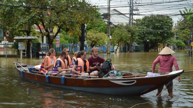 Tour du lịch Hội An mùa lũ. (Ảnh B.D).