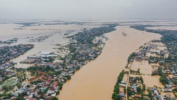 Các tỉnh miền Trung chịu thiệt hại nặng nề do mưa lũ.