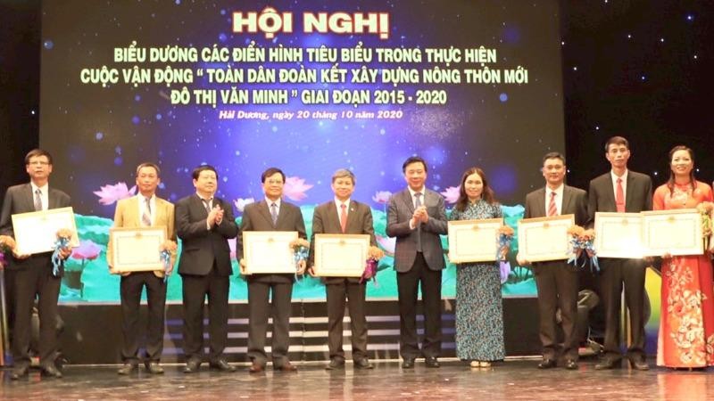  Lãnh đạo tỉnh Hải Dương trao bằng khen cho các tập thể, cá nhân có thành tích tiêu biểu trong thực hiện Cuộc vận động "Toàn dân đoàn kết xây dựng nông thôn mới, đô thị văn minh" giai đoạn 2015-2020.