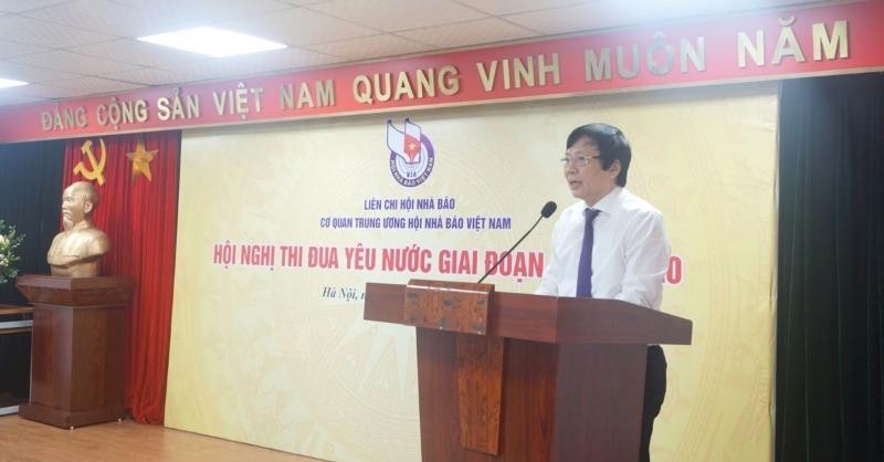 Ông Hồ Quang Lợi, Phó Chủ tịch Thường trực Hội Nhà báo Việt Nam phát biểu trong Hội nghị tổng kết phong trào thi đua yêu nước giai đoạn 2015-2020.