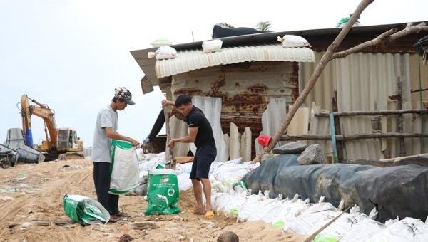 Người dân chèn chống nhà cửa chống bão số 9.