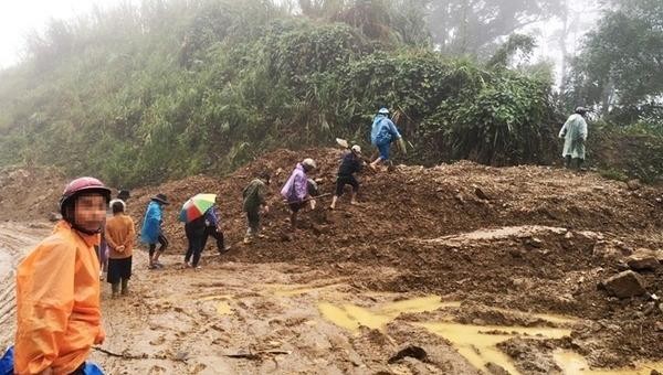 Dân làng đưa thi thể ông Đ về mai táng.