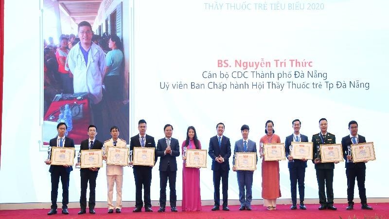 10 Gương mặt thầy thuốc trẻ tiêu biểu 2020 tại lễ vinh danh.