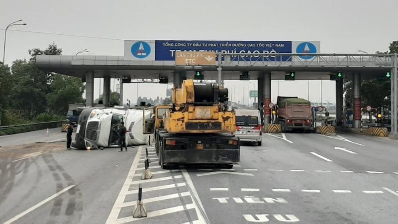 Hiện trường vụ container lật nghiêng trên đường.