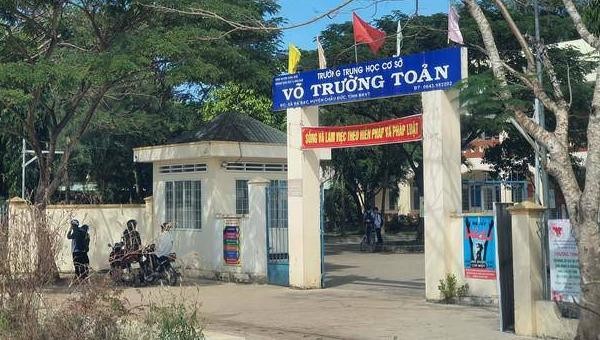 Ngôi trường nữ sinh T theo học.