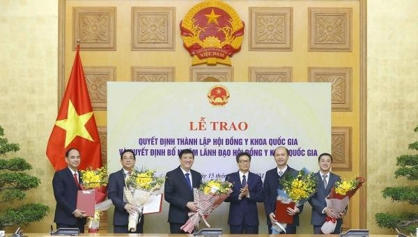 Phó Thủ tướng Vũ Đức Đam trao Quyết định thành lập Hội đồng Y khoa Quốc gia và Quyết định bổ nhiệm lãnh đạo Hội đồng Y khoa Quốc gia.